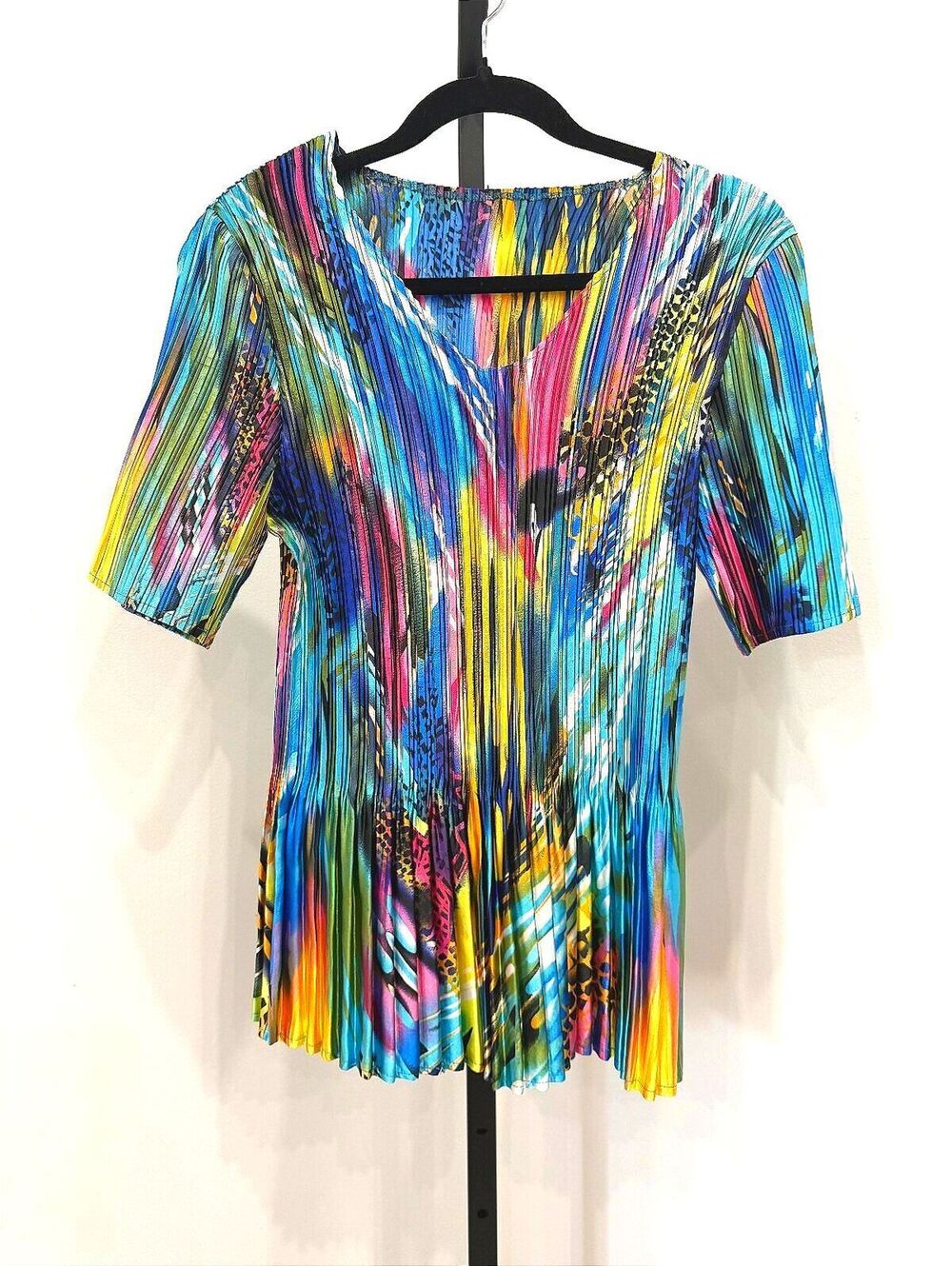 Medium Colorful Pleated Polyester Blouse with Short Sleeves